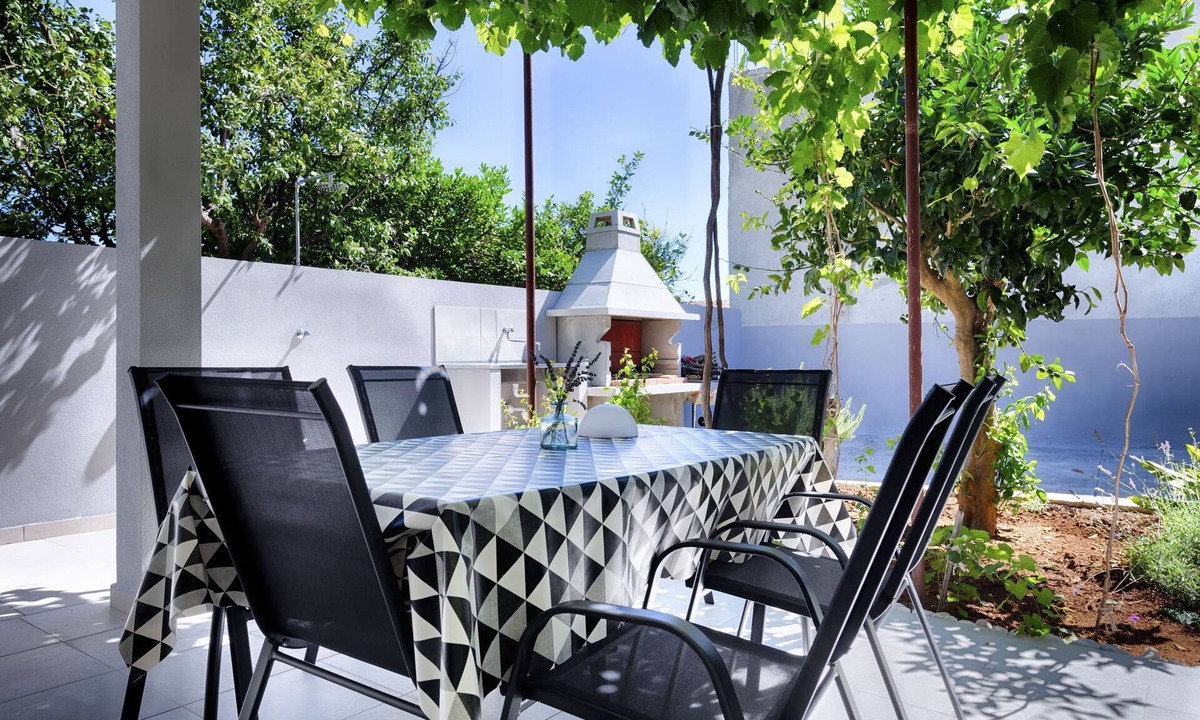 Komiza Apartment | Two bedroom apartment with terrace Komiža, Vis (A-9722-a)