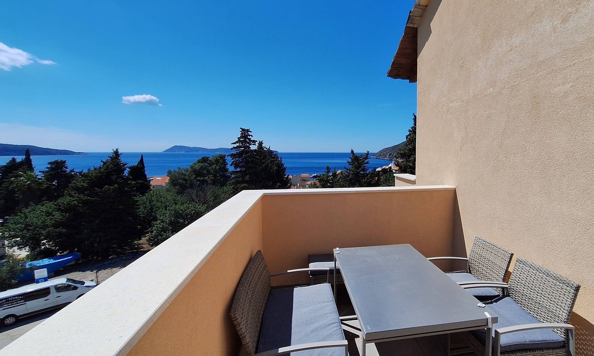 Komiza Apartment | Two bedroom apartment with terrace and sea view Komiža, Vis (A-25962-a)