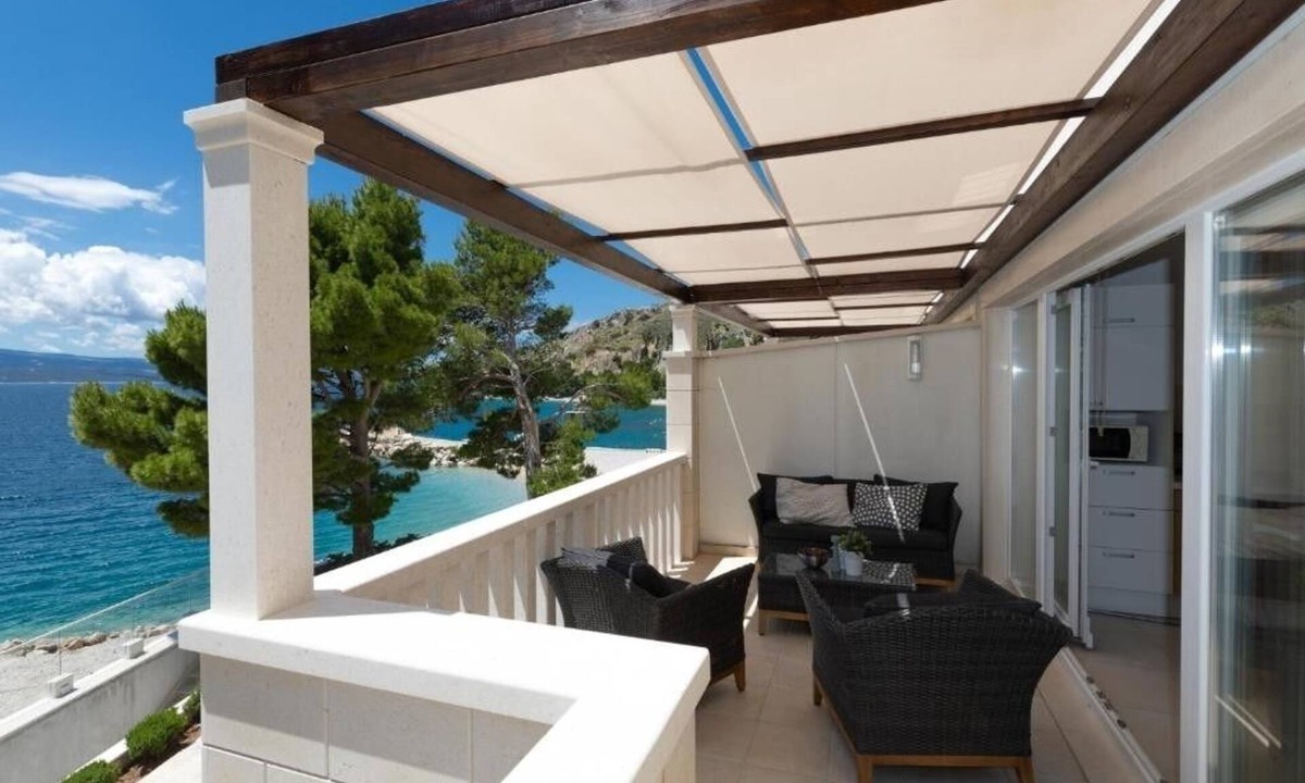 Medici Apartment | Two bedroom apartment with a swimming pool by the beach Medići, Omiš (A-25214-b)