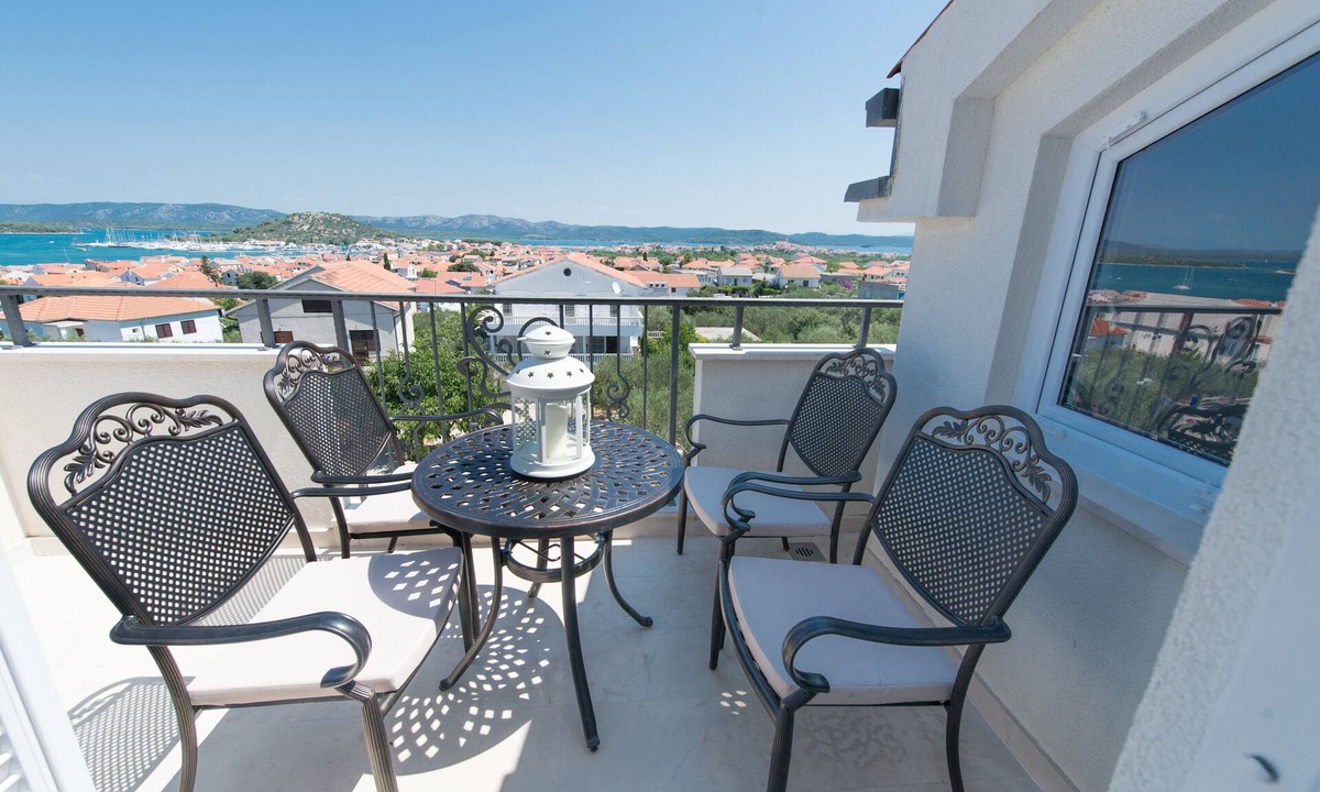Susica Apartment | Two bedroom apartment with a swimming pool Murter (A-16655-f)