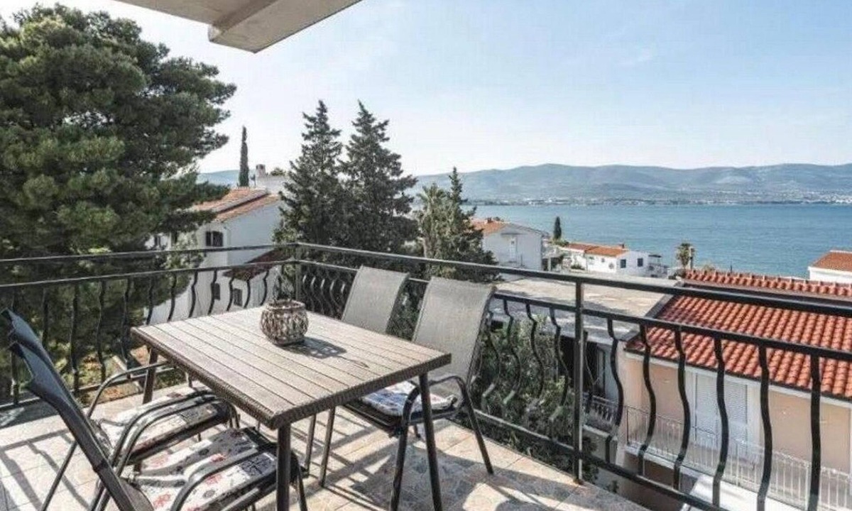 Municipality of Trogir Apartment | Two bedroom apartment with terrace and sea view Slatine, Čiovo (A-9433-b)