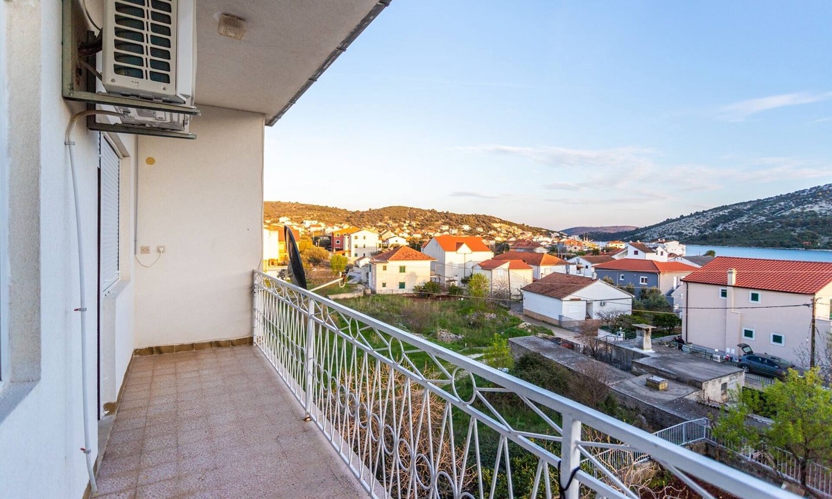 Vinisce Apartment | Two bedroom apartment with balcony and sea view Vinišće, Trogir (A-1165-c)