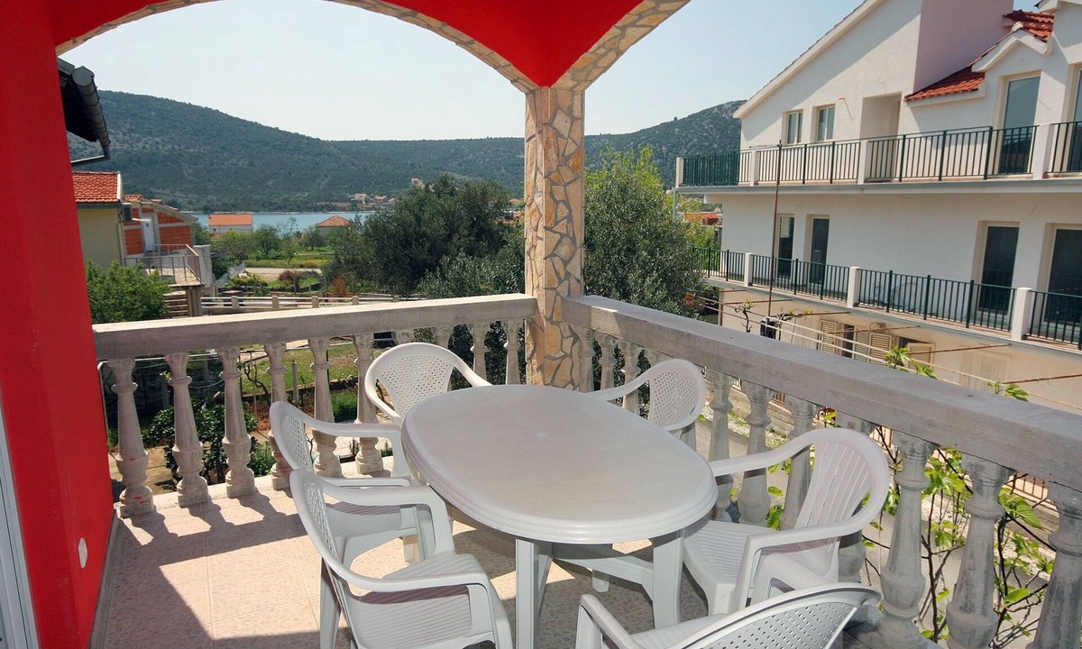 Vinisce Apartment | Two bedroom apartment with terrace and sea view Vinišće, Trogir (A-4886-a)