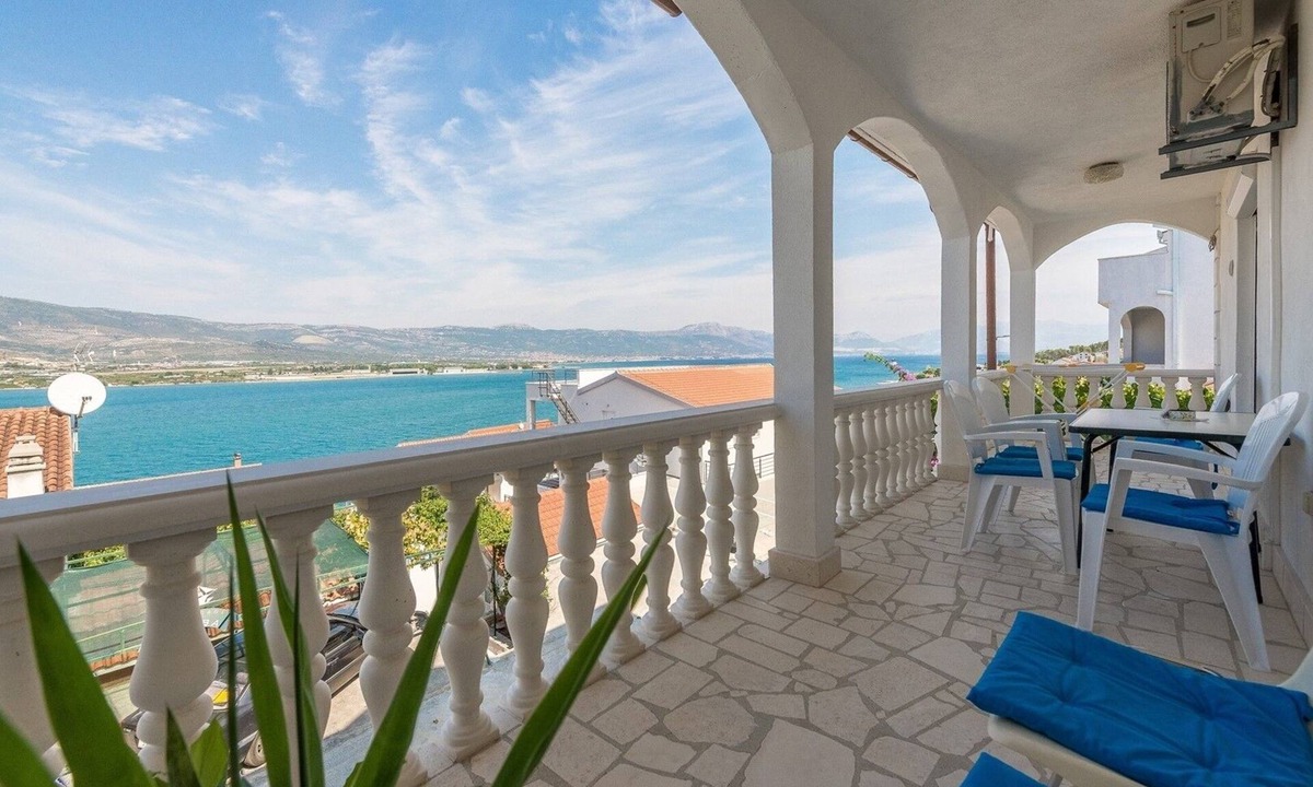 Mastrinka Apartment | Two bedroom apartment with terrace and sea view Mastrinka, Čiovo (A-2050-b)