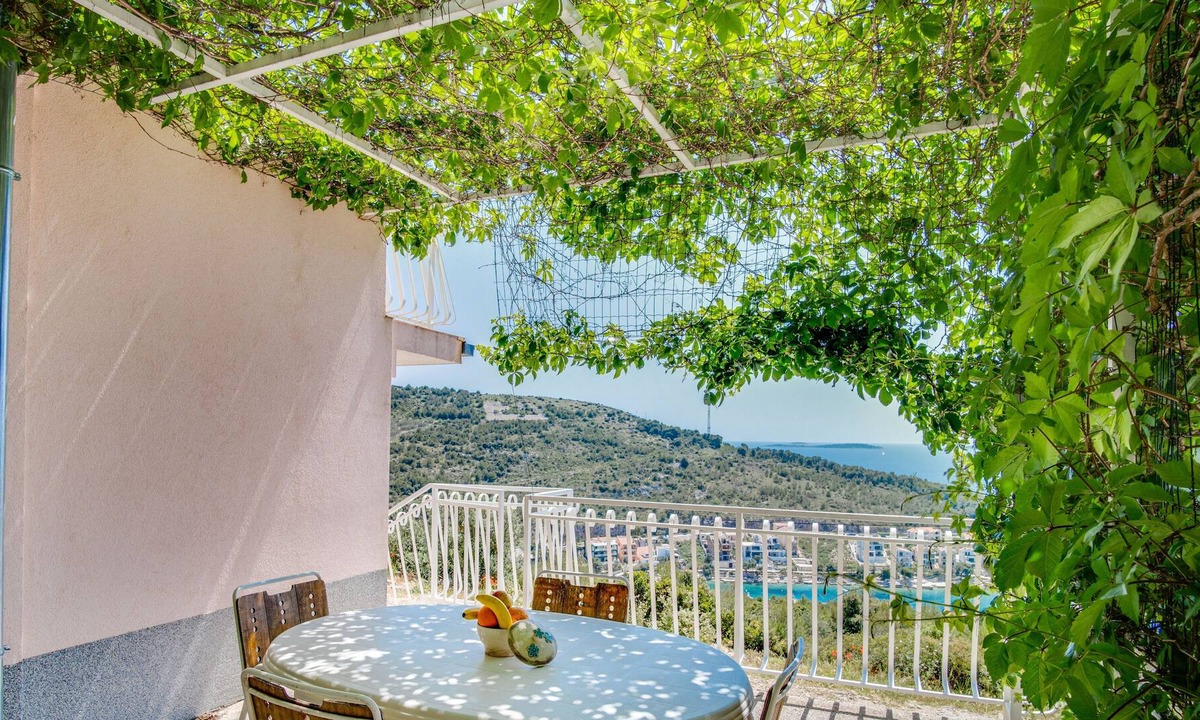 Primosten Burnji Apartment | Two bedroom apartment with terrace and sea view Bilo, Primošten (A-21366-a)