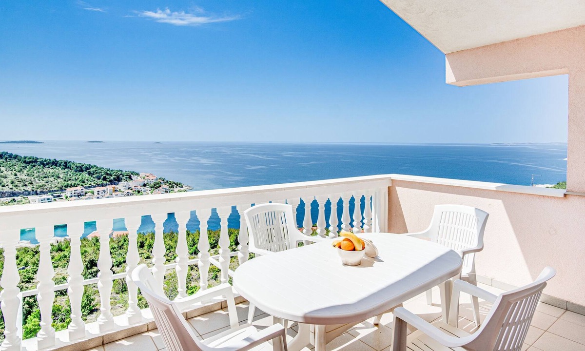 Primosten Burnji Apartment | Two bedroom apartment with terrace and sea view Bilo, Primošten (A-21366-d)