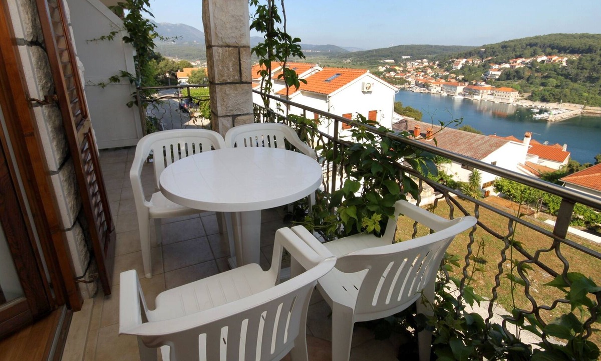 Island Hvar Apartment | Two bedroom apartment with balcony and sea view Jelsa, Hvar (A-8765-g)