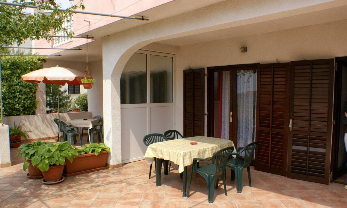 Mandre Apartment | Two bedroom apartment with terrace Mandre, Pag (A-523-b)