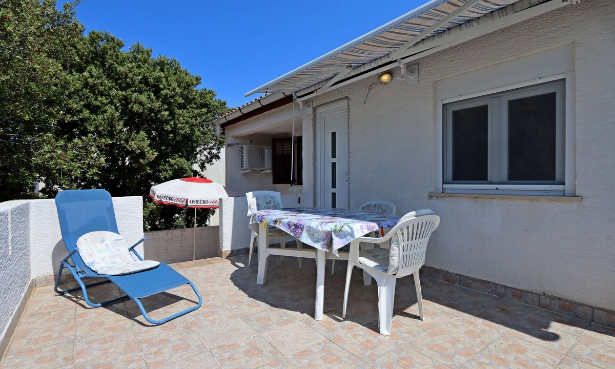 Mandre Apartment | Two bedroom apartment with terrace Mandre, Pag (A-11600-a)