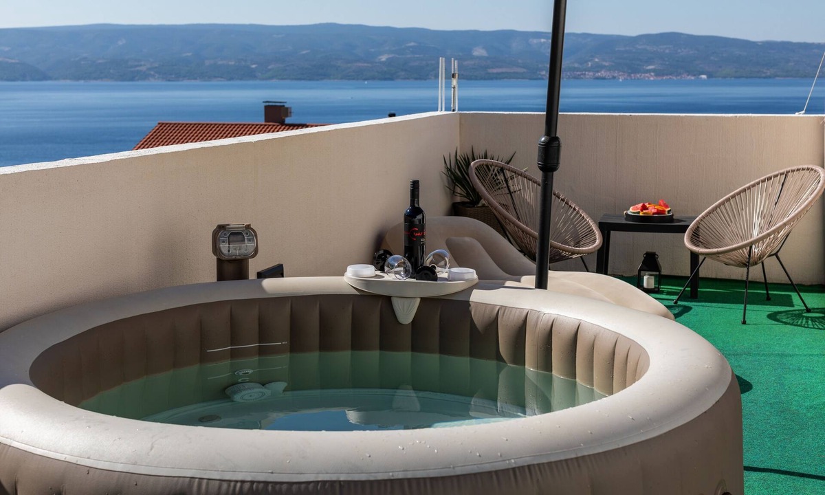 Omis Apartment | Two bedroom apartment with hot tub Omiš (A-20689-a)