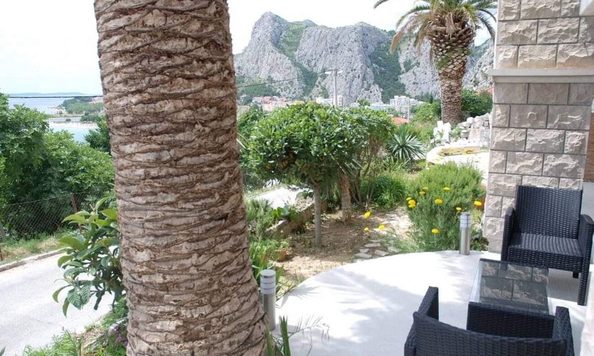 Omis Apartment | Two bedroom apartment with terrace and sea view Omiš (A-22684-a)