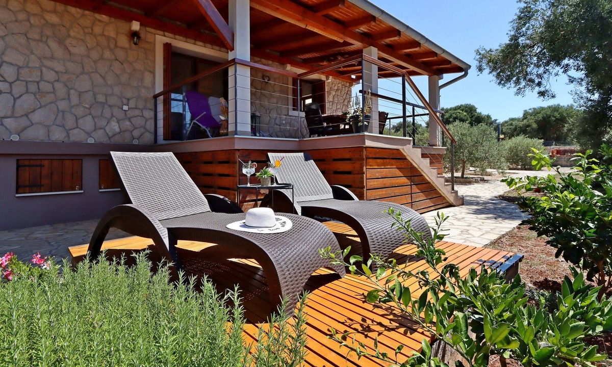 Lun Apartment | Two bedroom apartment with terrace and sea view Lun, Pag (A-21905-a)