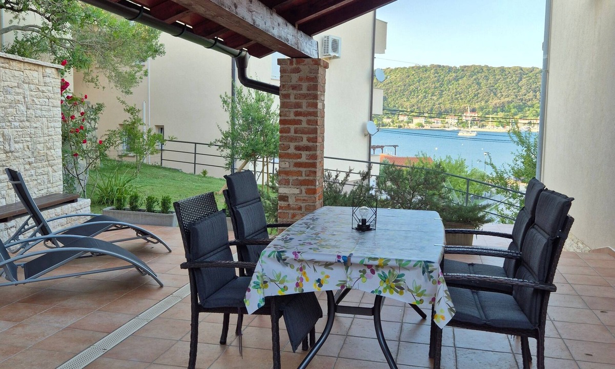 Rab Town Apartment | Two bedroom apartment with terrace and sea view Supetarska Draga - Donja, Rab (A-25344-b)