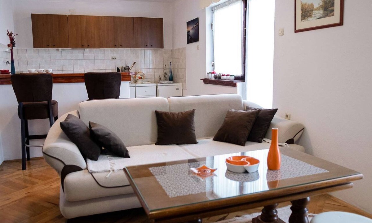 Gracac Apartment | Two bedroom apartment with terrace Srb, Zagora (A-22245-a)