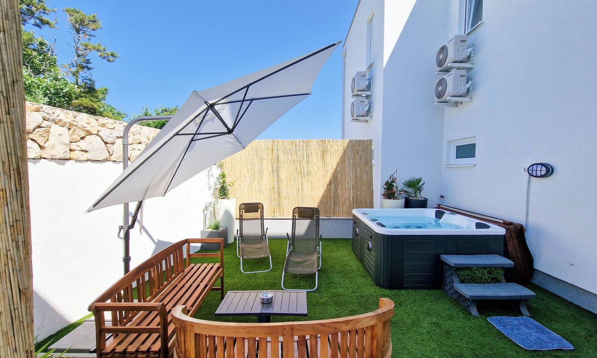 Zrce Apartment | Two-bedroom family rooms Villa Aisha with private jacuzzi