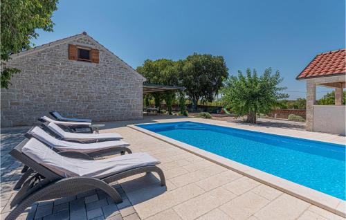 Drnis House | Two-Bedroom Holiday Home In Pakovo Selo