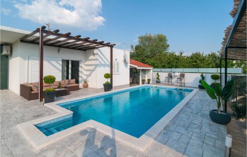 Neoric House | Two-Bedroom Holiday Home In Neoric