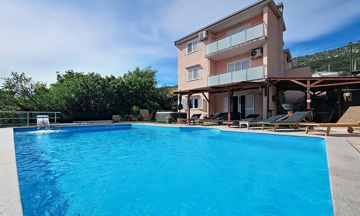 Kastel Kambelovac House | Vacation home Julija by Interhome