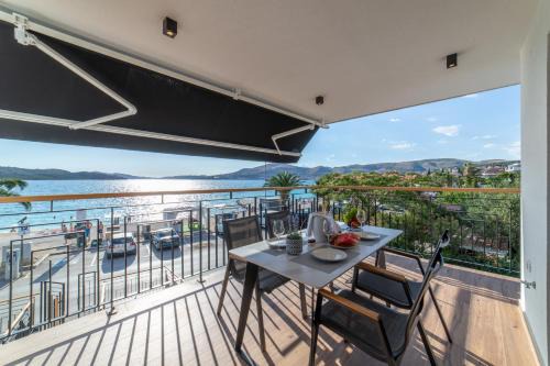 Okrug Gornji Apartment | Vagabundo beachfront apartment 2 - Luxury - Sea views - Free parking