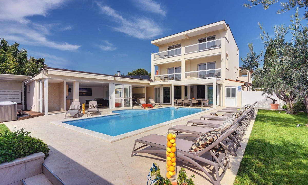 Pula Villa | Vast Villa Sanctuary for 14 with Pool and Jacuzzi, Close to Beaches