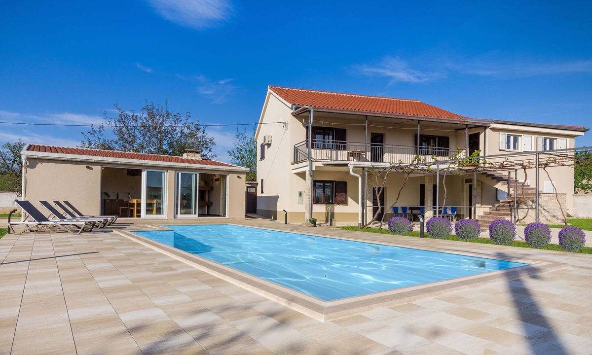 Vinjerac House | Vila Dida Moj with 4 bedrooms is set in Slivnica and features an outdoor pool.