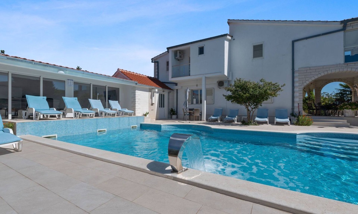 Neoric House | Villa Almas mit Schwimmbad, Fitnessraum, Tennisplatz by Interhome