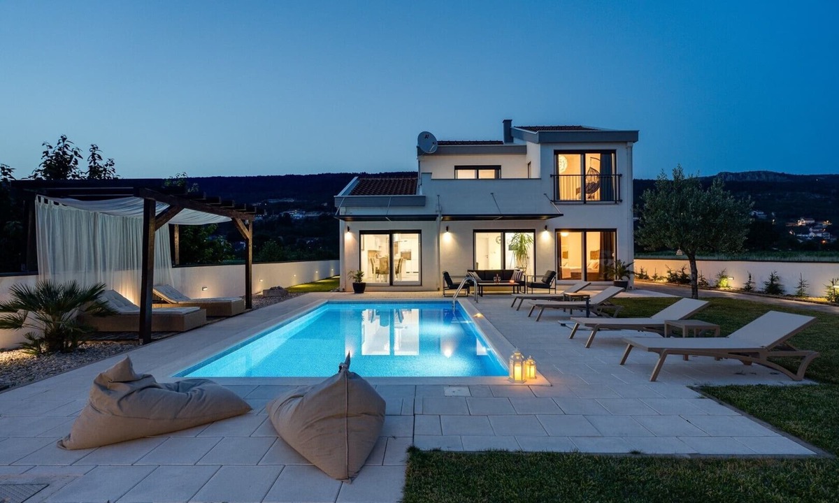 Donji Prolozac Villa | Villa Anja is a 4-bedroom villa with a 32 sqm heated pool near Imotski