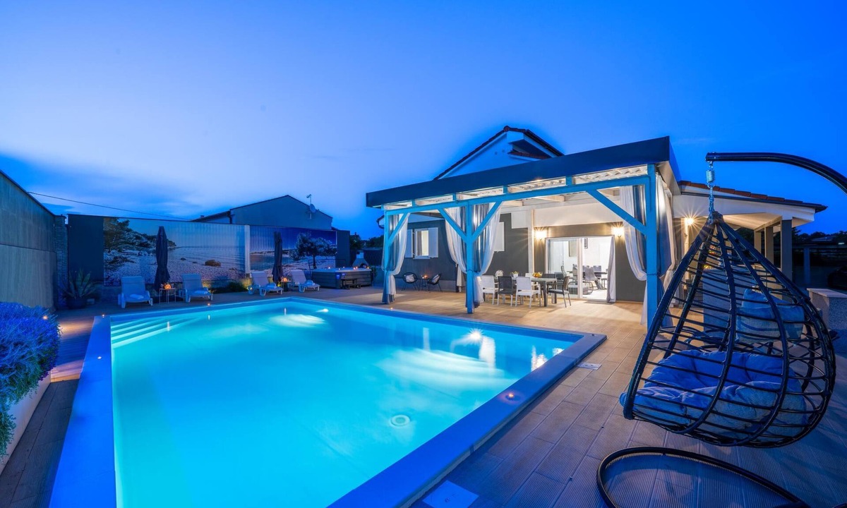 Brajkovici Villa | Villa Beauty with Heated Pool, Sauna and Hot tub