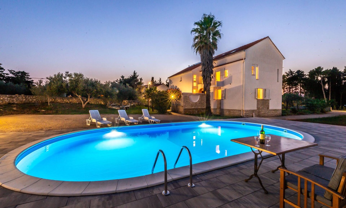 Zrce House | Villa Christina for up to 21 people - with pool, max. capacity 30 people