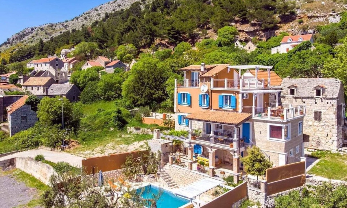 Jesenice Villa | Villa Diana - Six Bedroom Villa with Private Pool