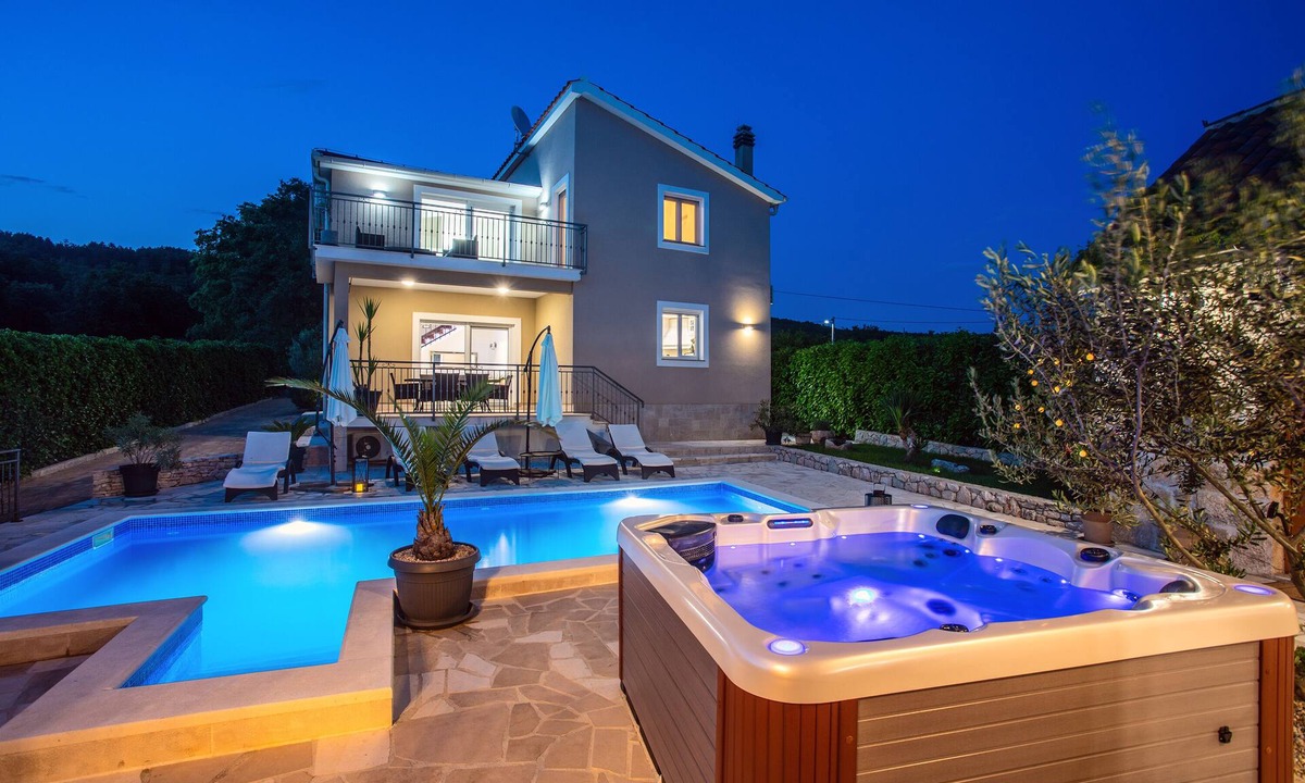 Lovrec Villa | Villa for 8 persons with heated private pool and jacuzzi, fully AC