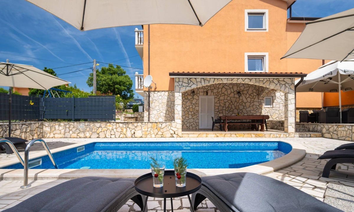 Vinez House | Villa Fortuna für bis zu 9 Personen und mit beheiztem Aussenpool by Interhome