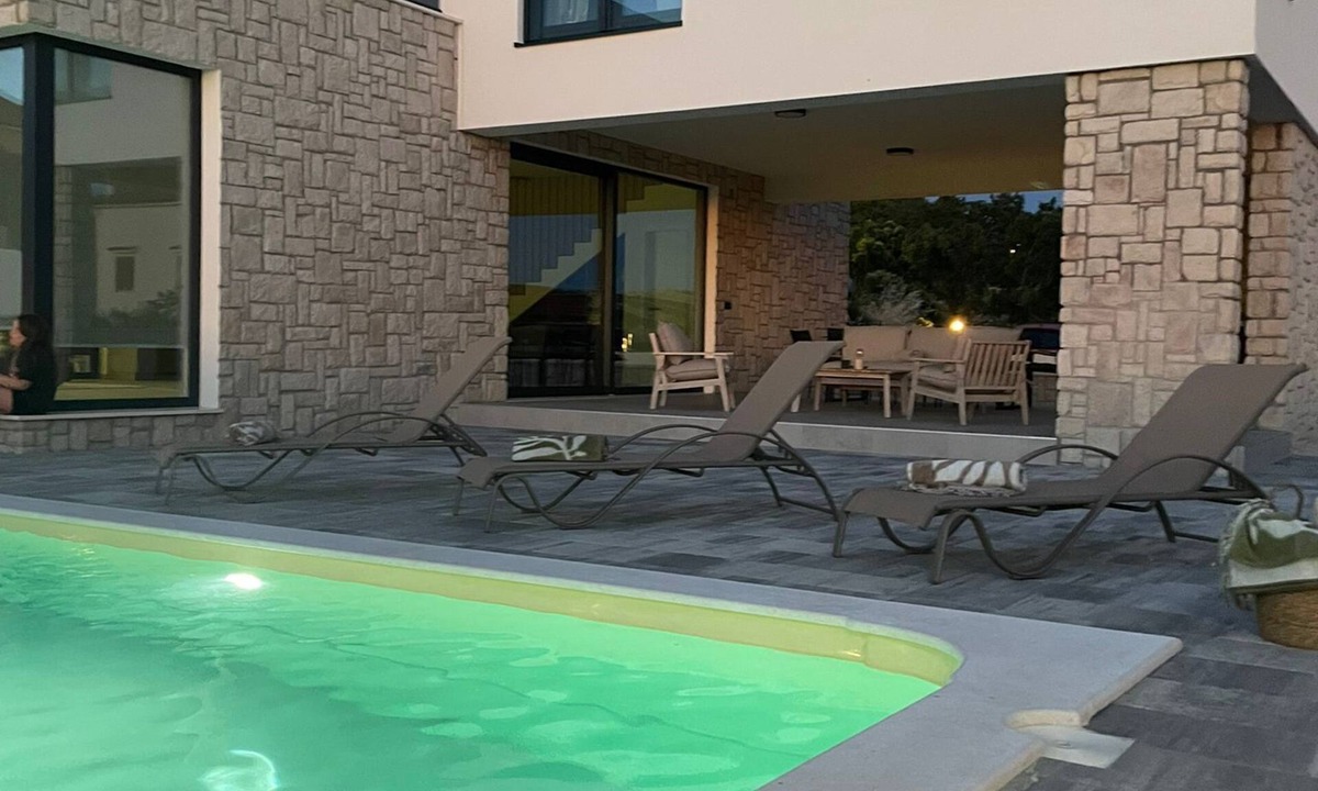 Kolan Villa | Villa Gligora - modern villa with beautiful view of the bay and the mountain.