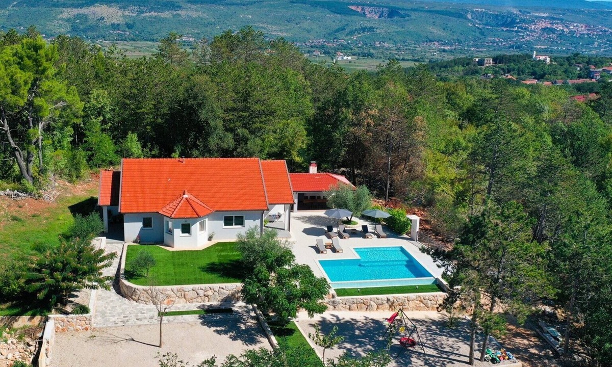 Grubine Villa | Villa Green Escape: Your Serene Family Getaway Awaits