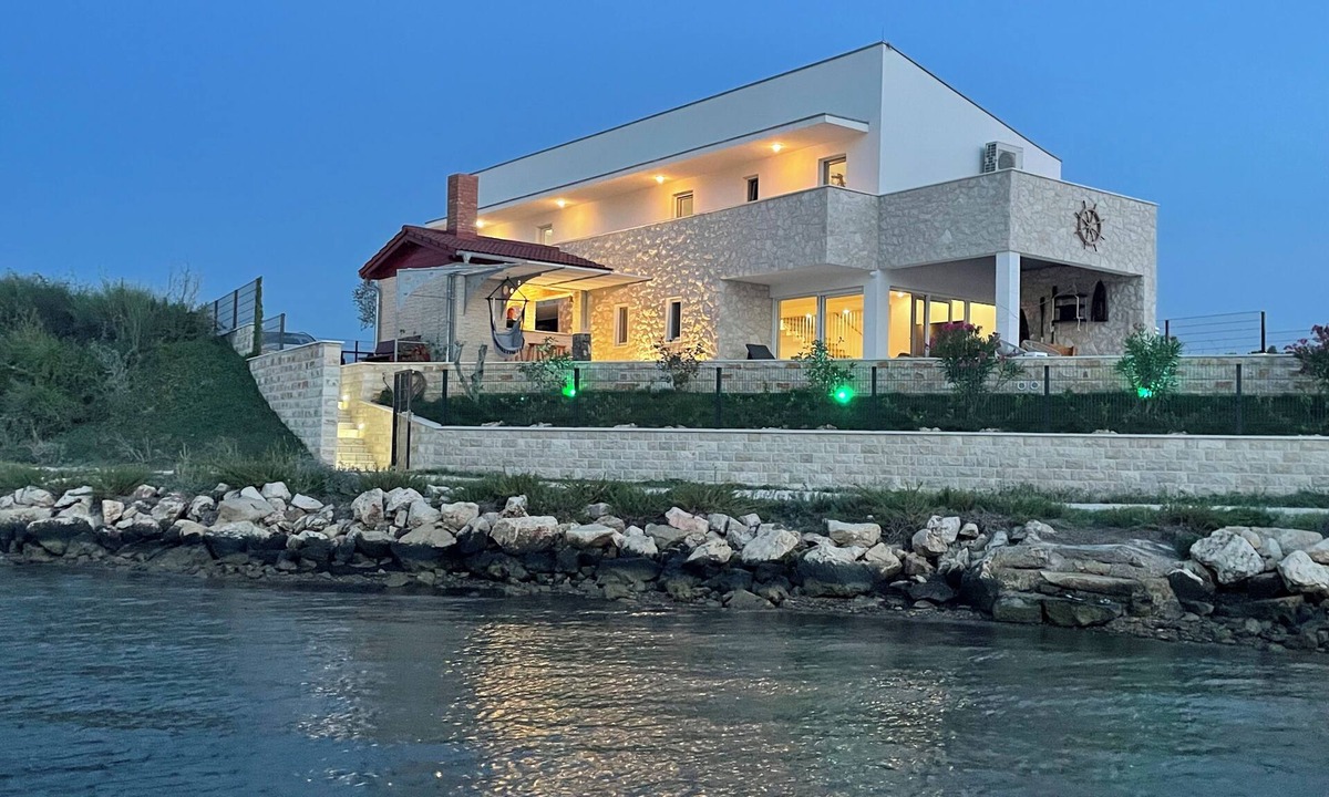 Ljubac Villa | Villa in Maritime Style, Direkt am Meer, Pool, 8-10 Pers. - Bucht Ljubački