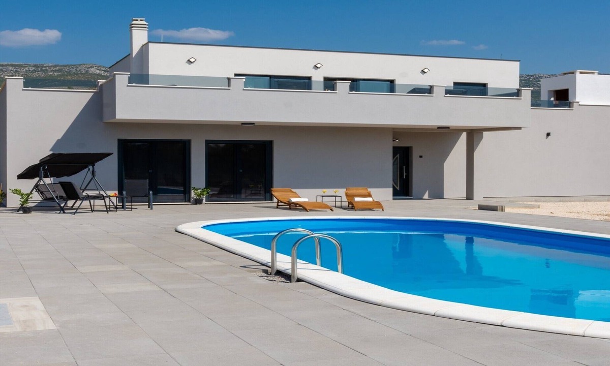Rudine Villa | Villa Infinity - Six Bedroom Villa with Swimming Pool and Hot Tube