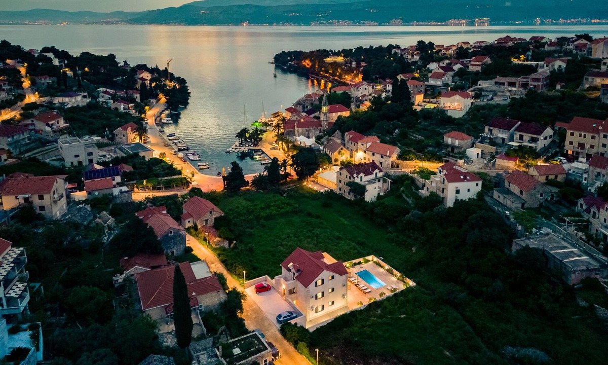 Splitska Villa | Villa Janie - Luxury Multi-Level Estate with Pool