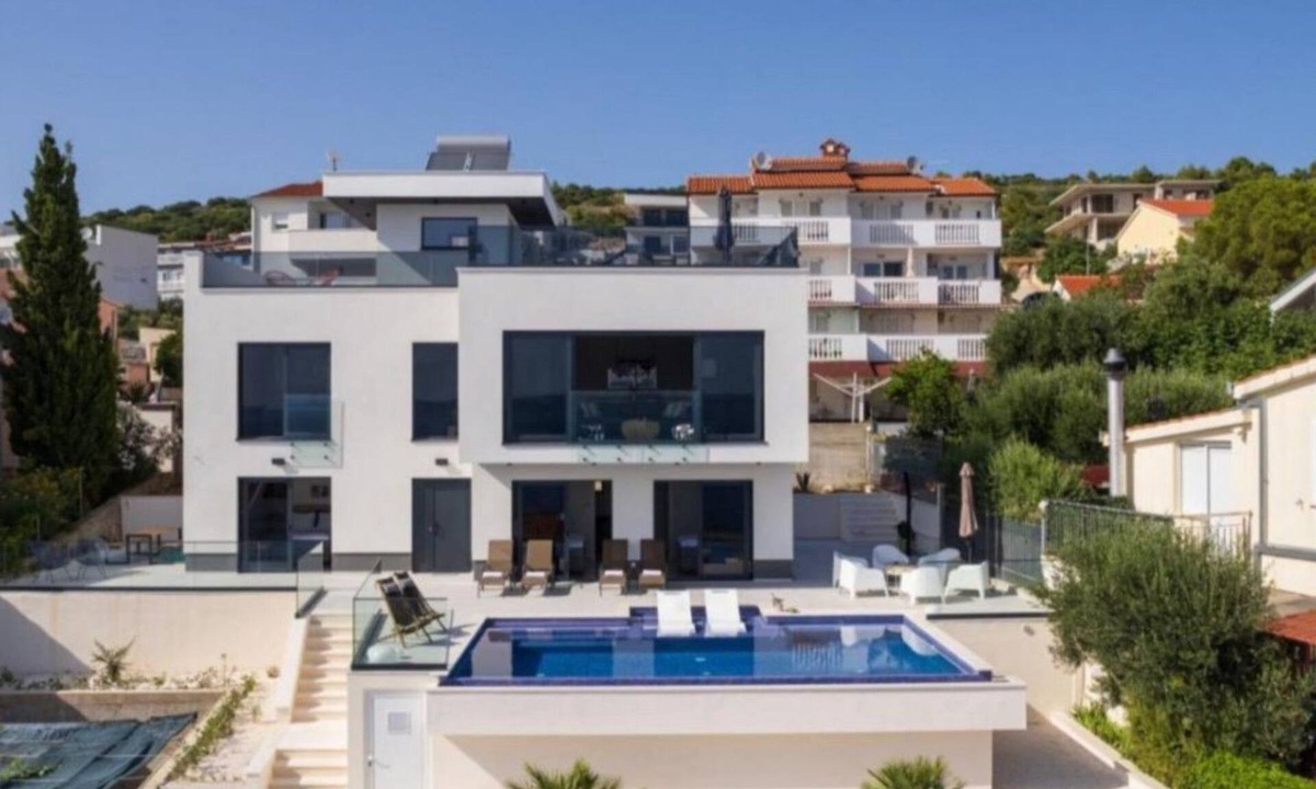 Businci House | Villa Julian mit beheiztem Pool by Interhome