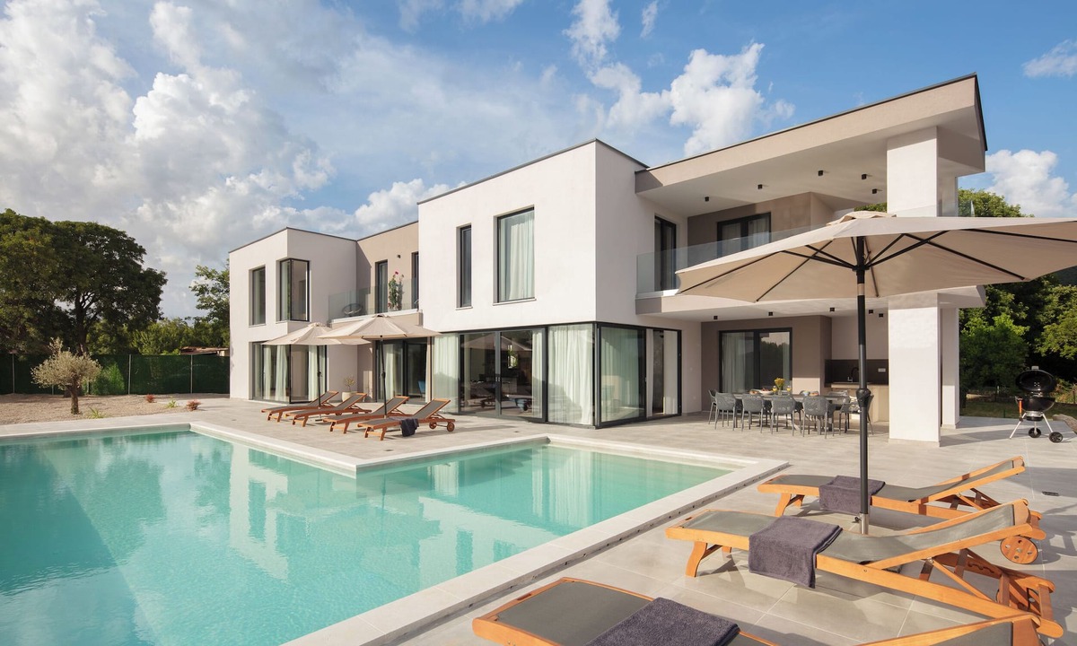 Salakovci House | Villa K.m. 5-bedroom With Pool and 3000sq m Garden