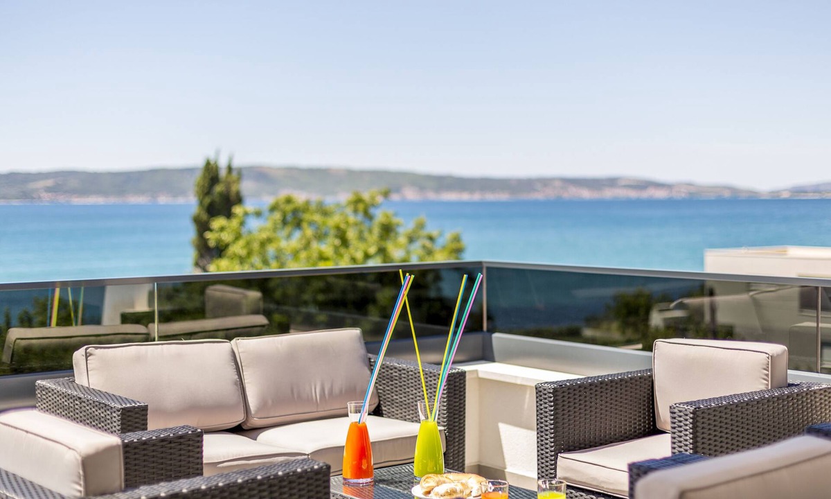 Kastel Kambelovac Villa | VILLA KAMBEL WEST - heated pool, 50m to the sea , jacuzzi, quiet neighborhood.
