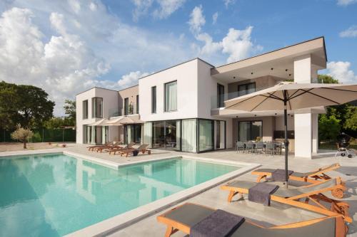 Brgod Villa | Villa KM 5 Bedroom with heted pool and garden