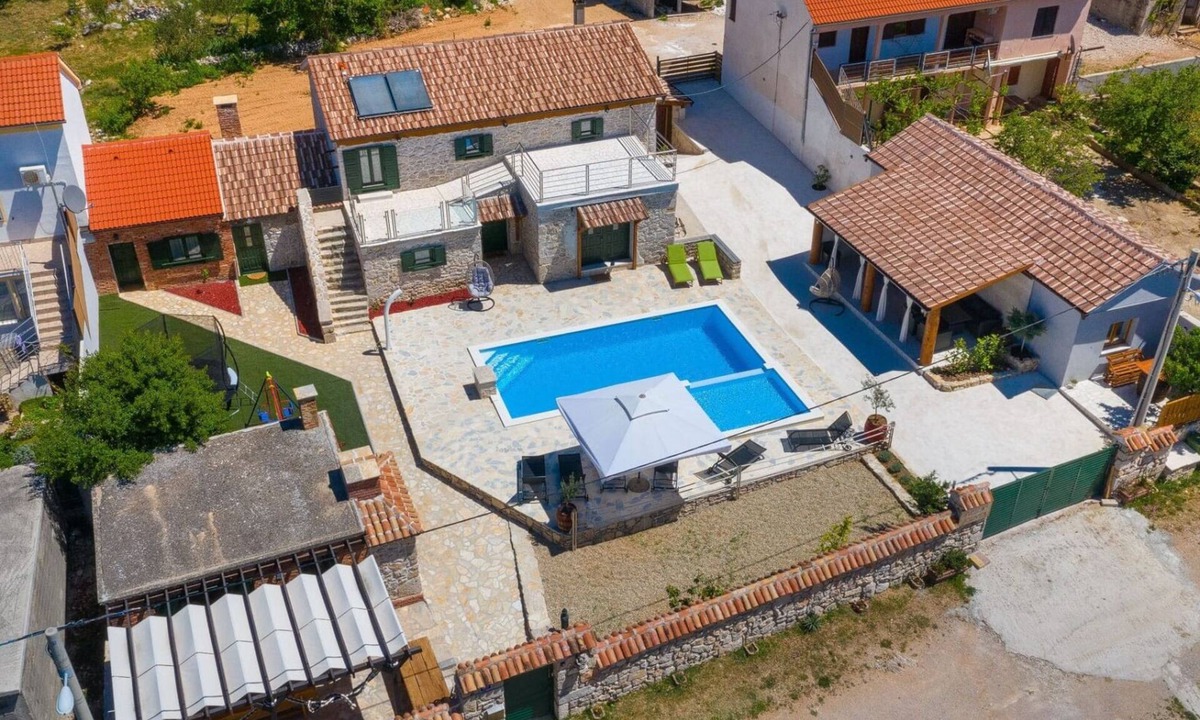 Benkovac Villa | Villa Kunta by Villas Guide