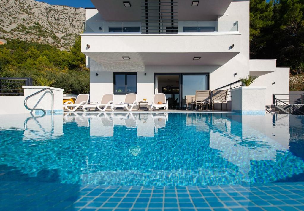 Zivogosce Villa | Villa Leona a luxury villa near Makarska, heated pool