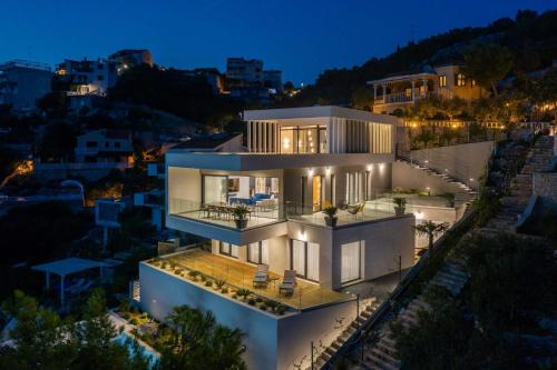 Vinisce Villa | Villa Lijub Seafront - 4 Bedroom Villa - Stunning Sea Views - Gym And Wifi