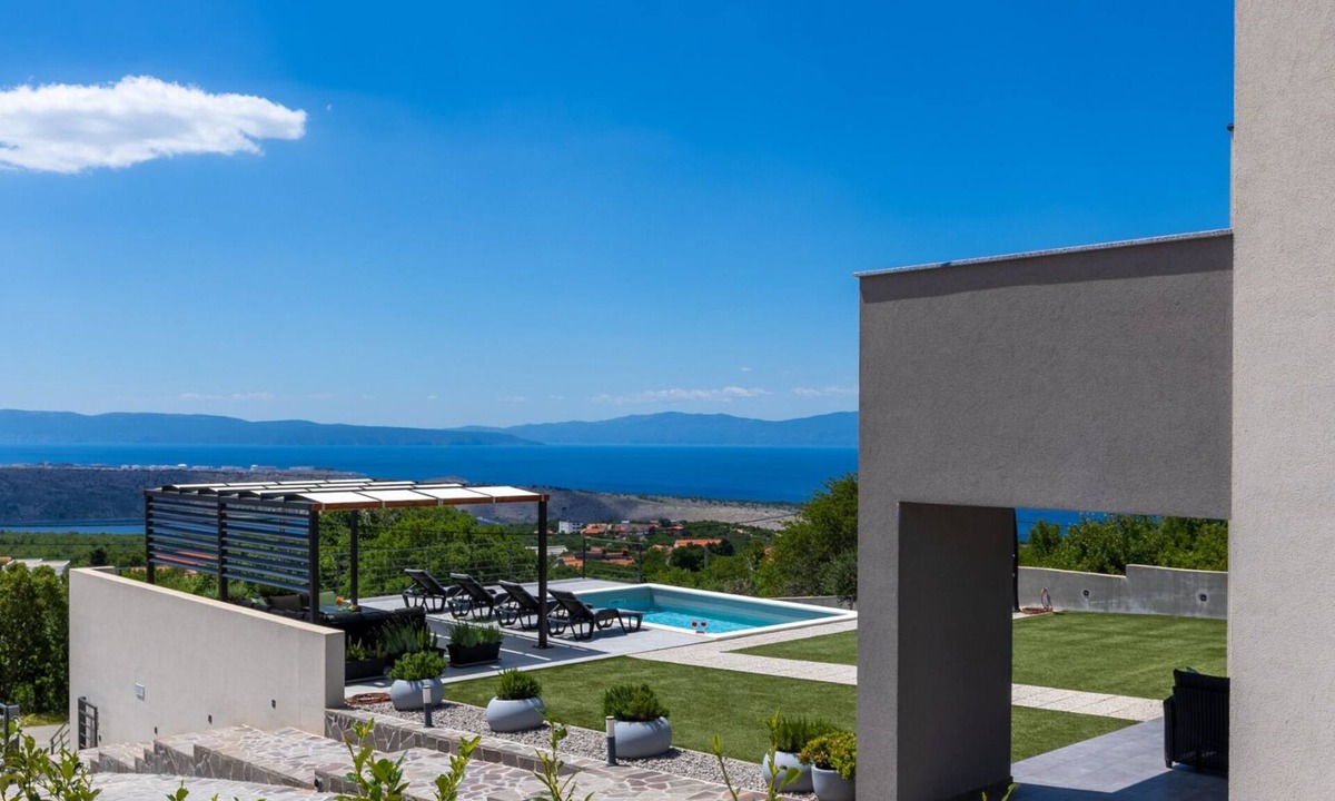 Smrika Villa | Villa Luminosa by Villas Guide
