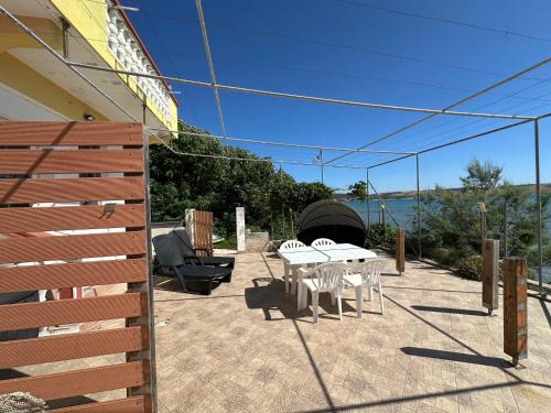 Ljubac Apartment | Villa M, Apartment for 5 Persons direct on the beach