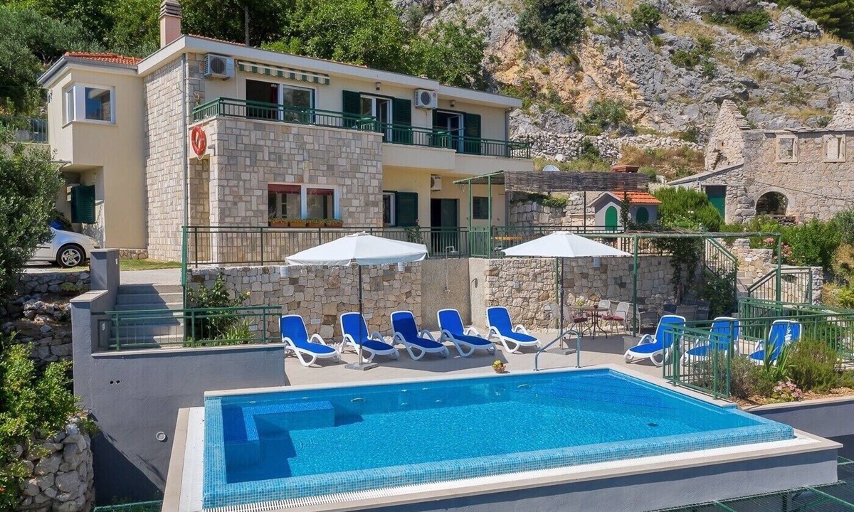 Makarska Villa | Villa Makar with infinity heated pool,gym,grill, 3 bedrooms,3 bathrooms