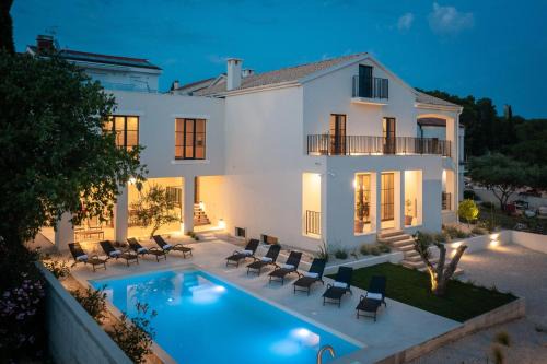Biograd na Moru Villa | Villa Medici Dalmatia I Five en-suite Bedrooms with Heated Pool, Sauna and Cinema I 1 minute from the Beach