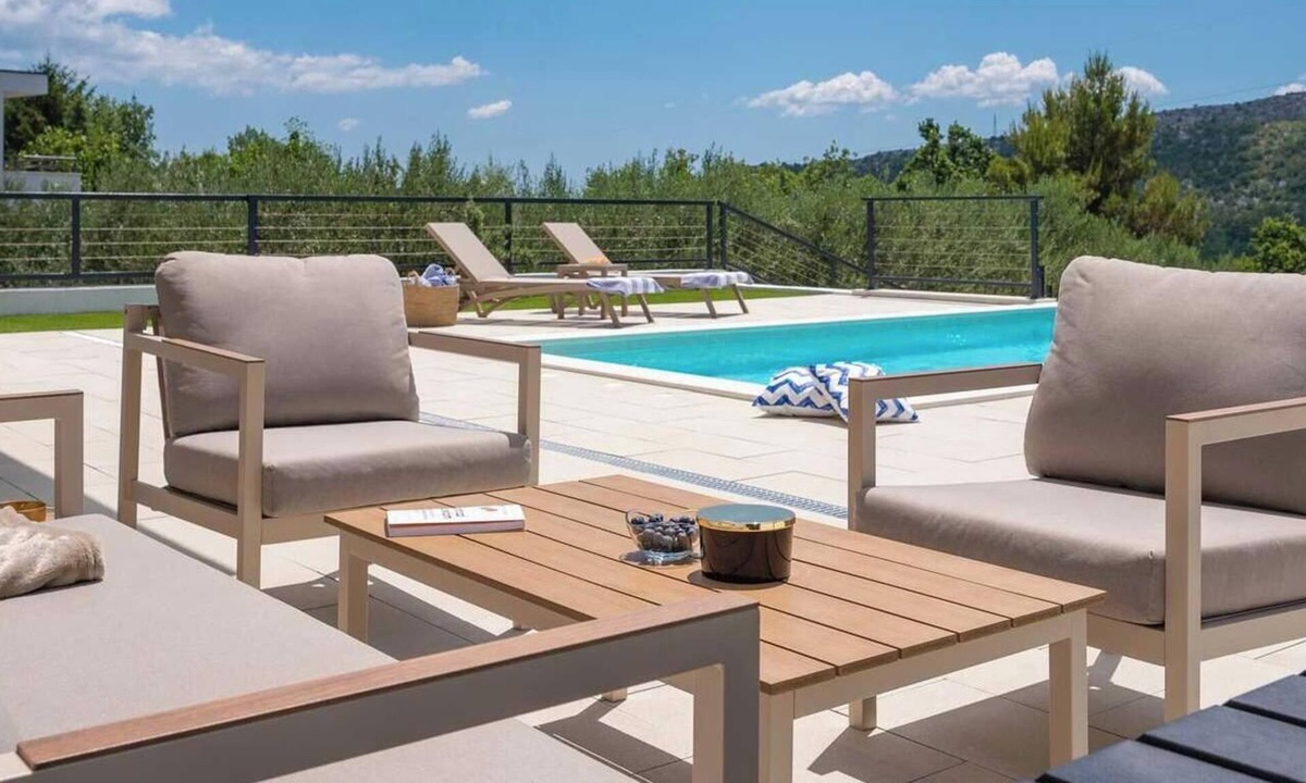 Omis Villa | Villa Nacle with heated Pool near Omiš
