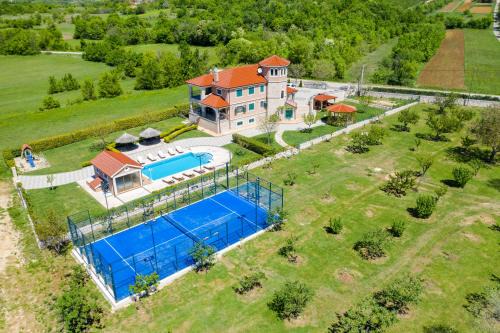 Ruzic Villa | Villa Nature's Embrace - Heated Pool, Jacuzzi & Padel